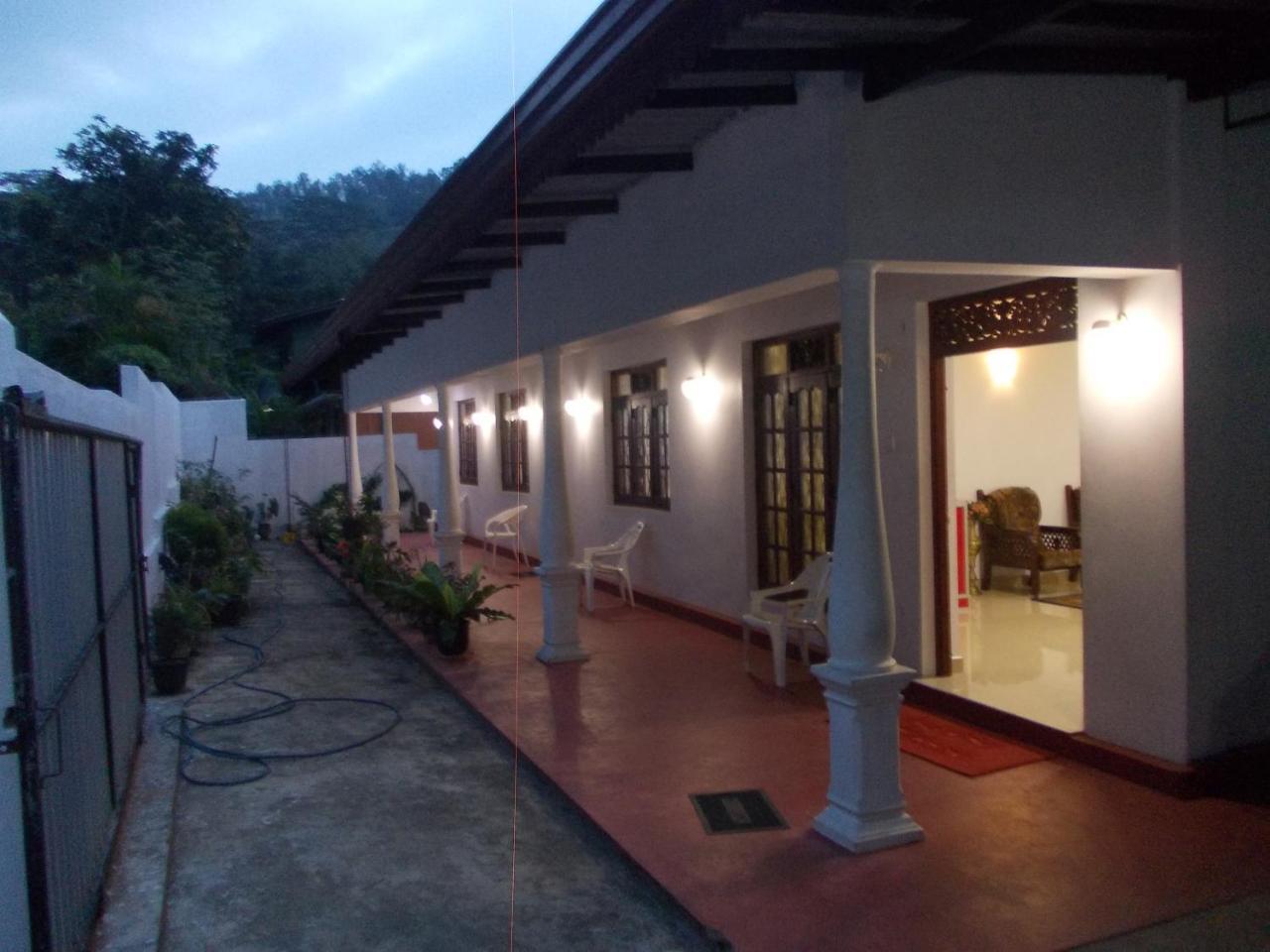 Rock View Holiday Bungalow With Natural Pool Bed & Breakfast Matale Exterior photo